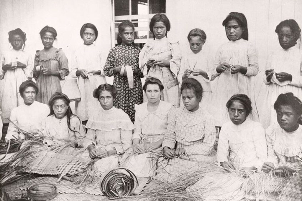 school girls weaving lauhala, 1900