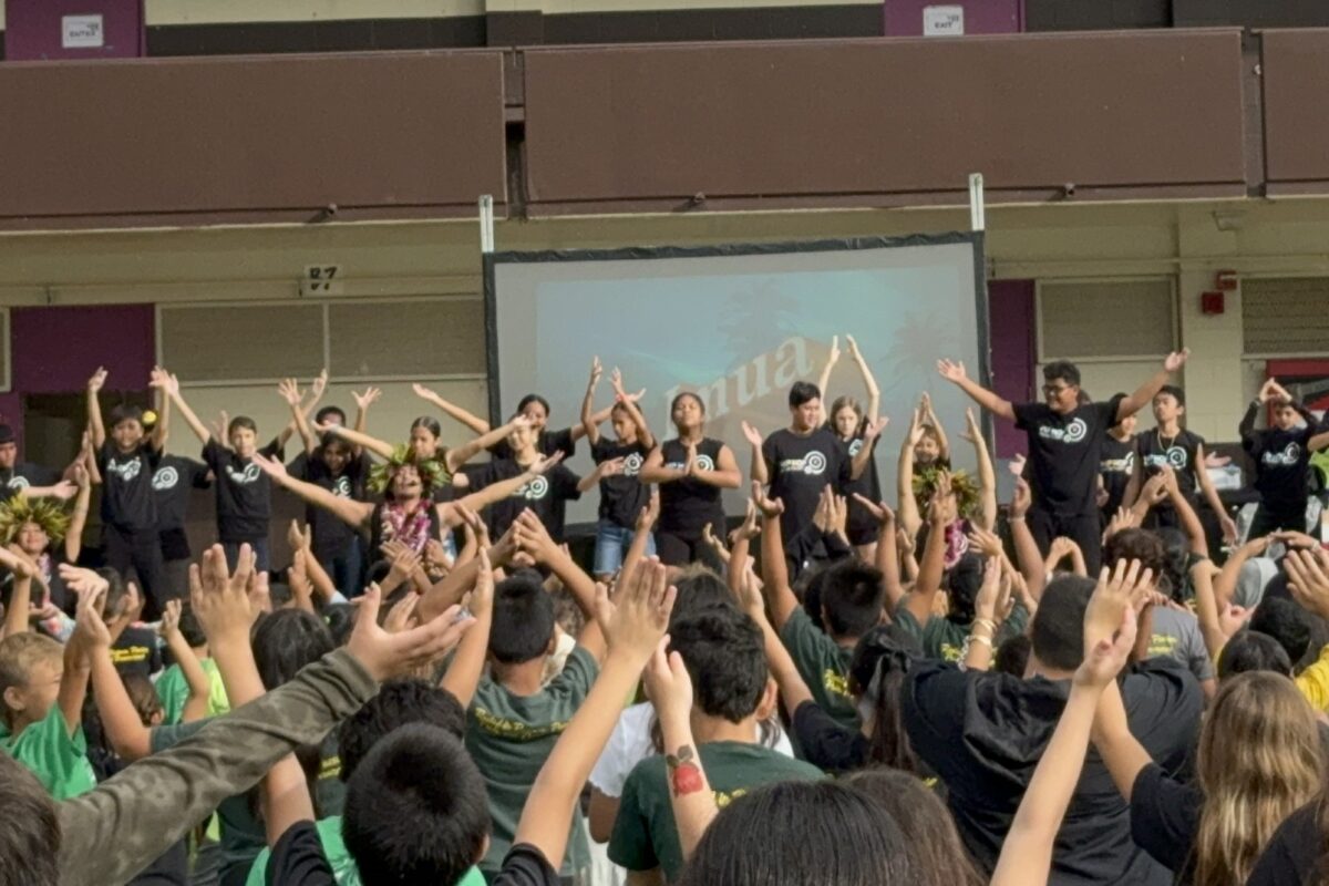 I Paʻa Ka Huewai Pawehe program - kids exercising